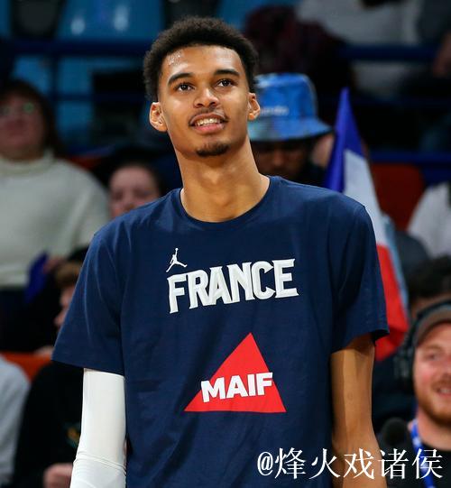 文班亚马跃过障碍直奔目标