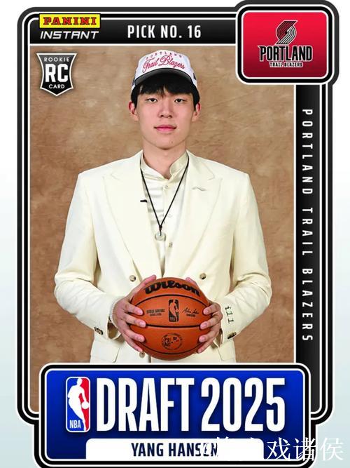 杨瀚森赛前耐心为国外小球迷签名，小球迷的可爱反应超吸睛！