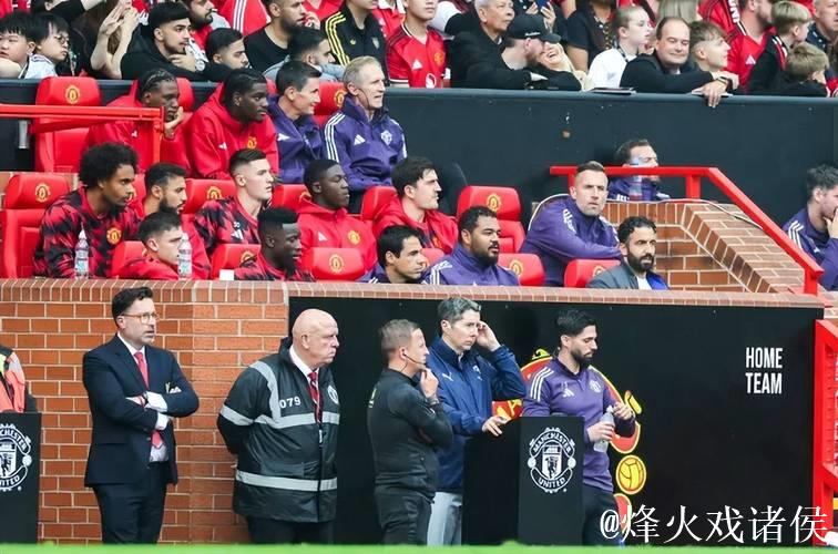 乔丹梅努哥哥穿“放梅努离队”T恤现身老特拉福德观赛